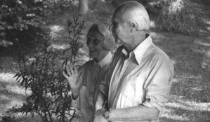 Gerda und Günter Bialas auf der Terrasse ihres Hauses in Glonn-Haslach, 1987